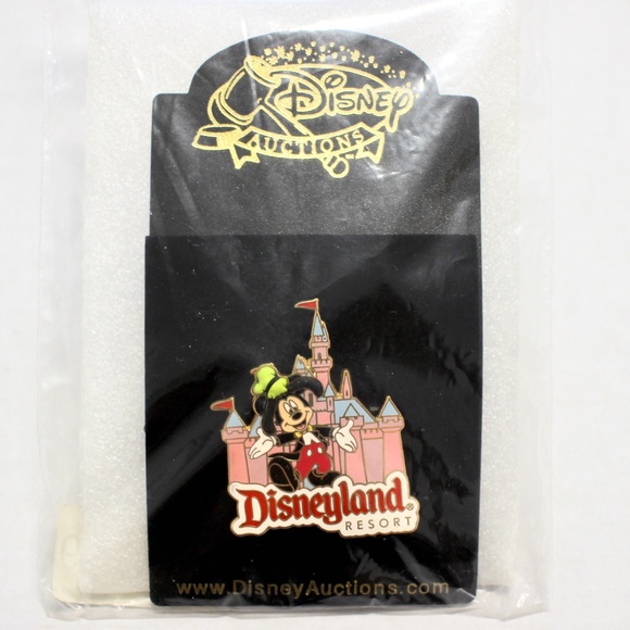 NEW Disney Mickey castle with Goofy hat pin